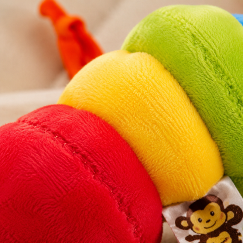 Close-up de móbile de raposo em peluche suave para bebé, textura macia