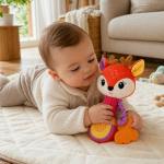 Bebé a brincar com o chocalho de peluche corça macio e mordedor integrado.