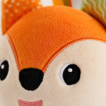 Close-up do chocalho raposa em peluche macio, fofo e suave para bebé