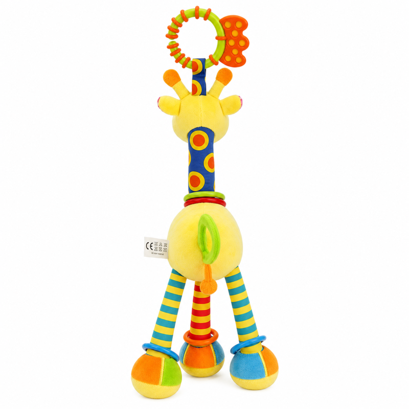 Peluche girafa colorido com argolas de dentição e gancho sobre fundo branco.