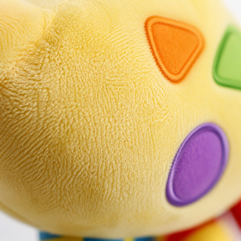 Pormenor da textura macia e acabamentos de qualidade do peluche girafa para bebé.