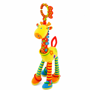 Girafa de atividades em peluche macio com argolas coloridas e gancho sobre fundo branco.