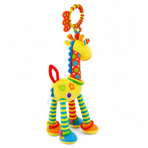 Pormenor de peluche girafa com argolas coloridas e texturas em fundo branco.