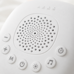 Close-up de máquina de ruído branco para bebé em ABS, 24 sons relaxantes e luz suave