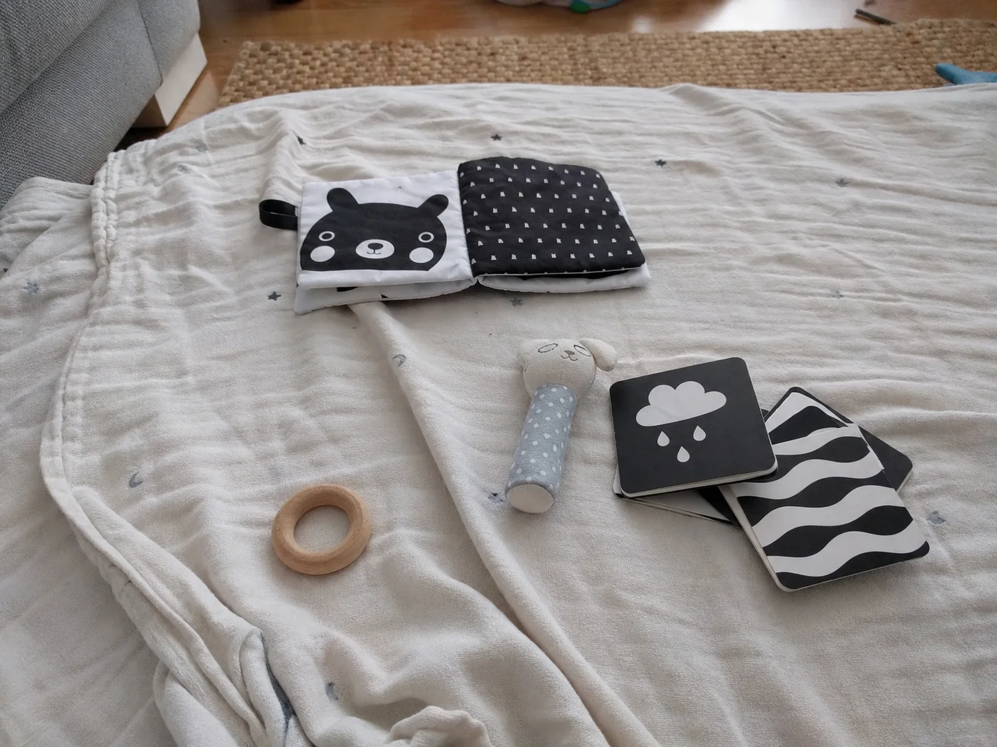 Brinquedos sensoriais simples sobre uma manta em casa
