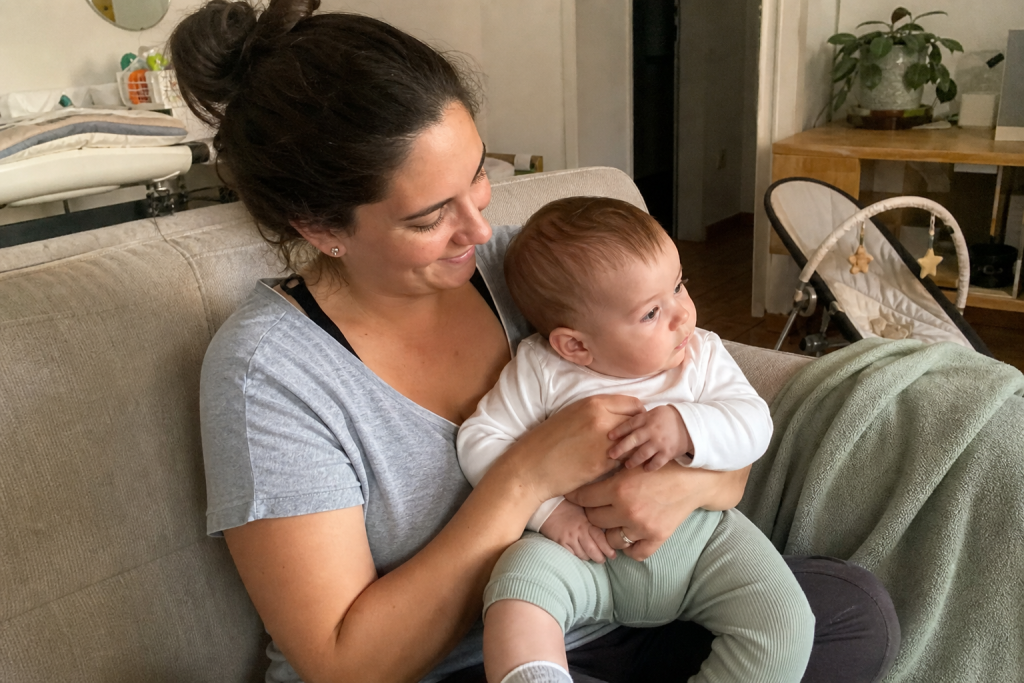 Mãe com bebé num momento real e calmo em casa